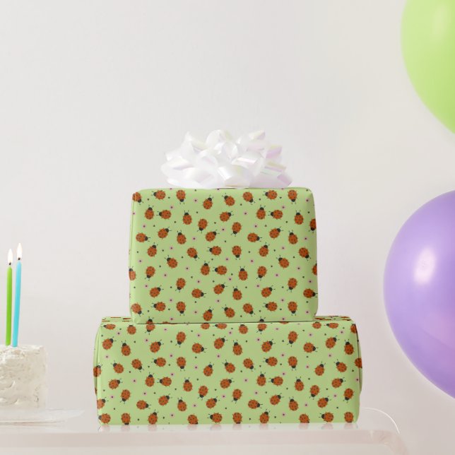 Cute ladybugs Easter pattern on light green Presentpapper (Festgåvor)