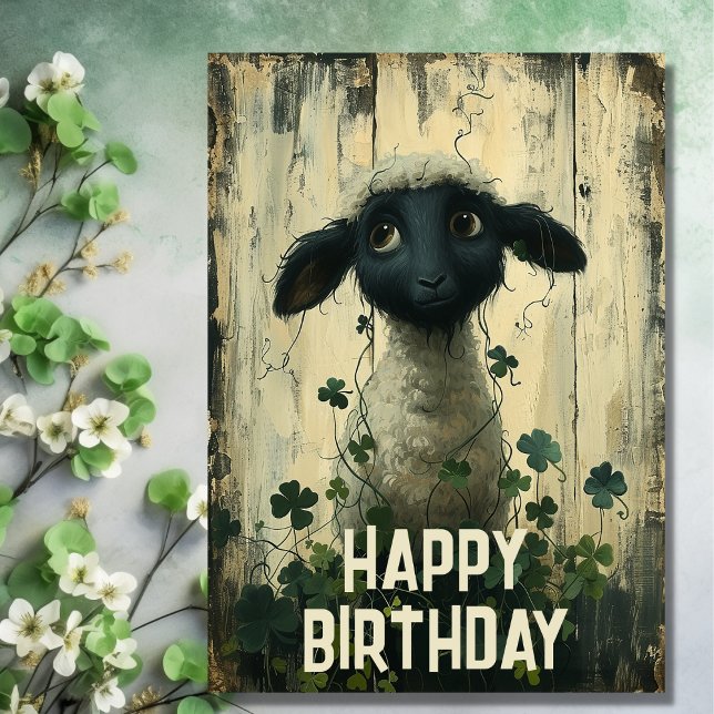 Cute Lamb och Lucky Shamrocks Irish Grattis på föd Kort (Front - Cute Lamb and Lucky Shamrocks Irish Happy Birthday Card)