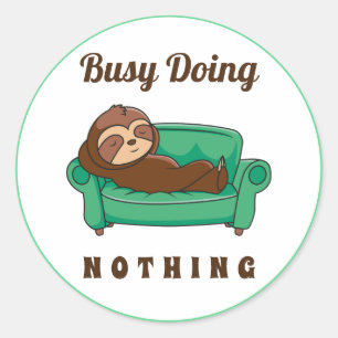 Cute Lazy Sloth Busy gör inget roligt Runt Klistermärke