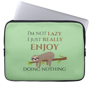 Cute Lazy Sloth Hanging on Träd Funny Text Laptop Fodral