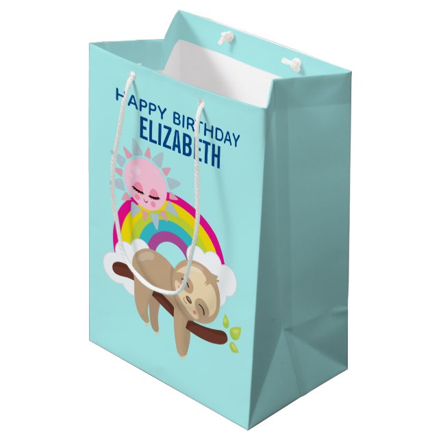 Cute Lazy Sloth med Sol & Rainbow Birthday (Framsidan Vinklad)