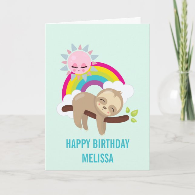 Cute Lazy Sloth med Sol & Rainbow Birthday Kort (Framsida)
