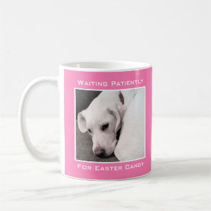 Cute Lazy White Hund som väntar på Påsk Candy Rosa Kaffemugg