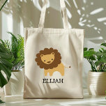 Cute Lejon Kids Personlig Tygkasse<br><div class="desc">De här barnens väska för djur älskare illustrerar en lejon. Anpassa den med ditt barns namn i svart brev. Gör en underbar väska för bok för pojkar eller flickor!</div>