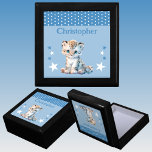 Cute leopards stjärnor tillför namn blå keepsaké minnesask<br><div class="desc">Behåll Gift Box för barn. Anpassa med namn. En söt leopard,  polka dots och stjärnor med färg blå och vit.</div>