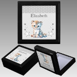 Cute leopards stjärnor tillför namn grått keepsaké minnesask<br><div class="desc">Behåll Gift Box för barn. Anpassa med namn. Med en söt leopard,  polka dots och stjärnor med färg grått och vitt.</div>