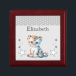 Cute leopards stjärnor tillför namn grått keepsaké minnesask<br><div class="desc">Behåll Gift Box för barn. Anpassa med namn. Med en söt leopard,  polka dots och stjärnor med färg grått och vitt.</div>