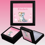 Cute leopards stjärnor tillför namn rosa keepé minnesask<br><div class="desc">Behåll Gift Box för barn. Anpassa med namn. En söt leopard,  polka dots och stjärnor med färg rosa och vitt.</div>