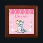 Cute leopards stjärnor tillför namn rosa keepé minnesask<br><div class="desc">Behåll Gift Box för barn. Anpassa med namn. En söt leopard,  polka dots och stjärnor med färg rosa och vitt.</div>