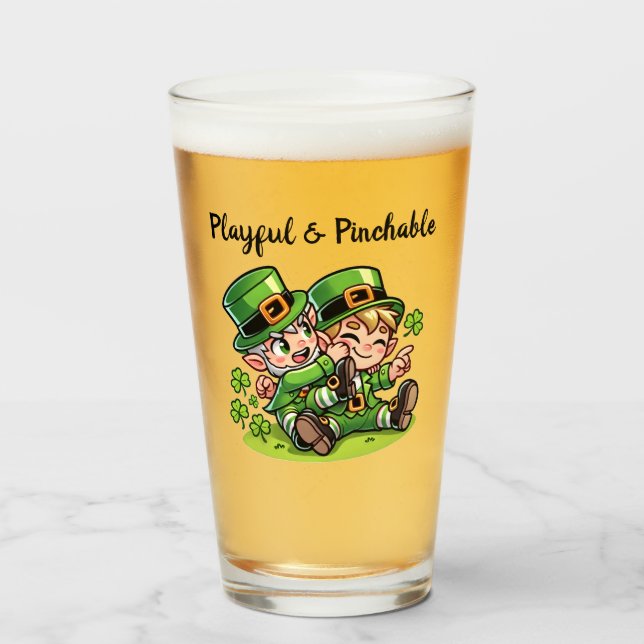 Cute Leprechaun klämmer en annan Leprechaun Glaskopp (Framsida fylld)