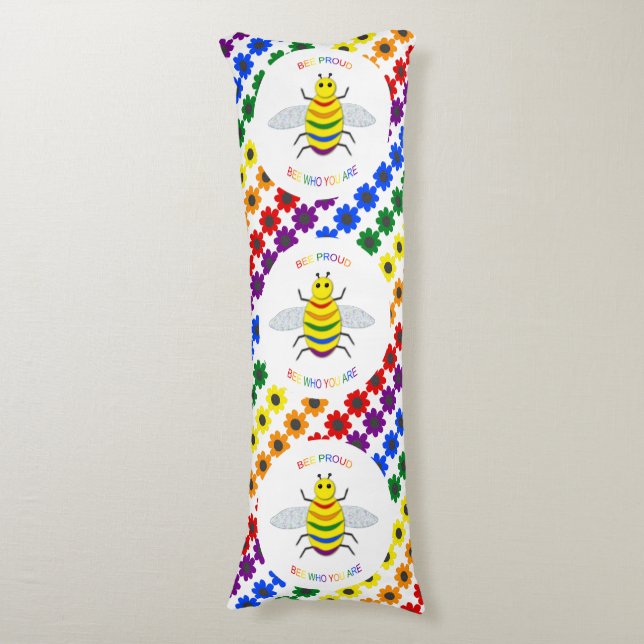 Cute LGBT Proud Rainbow Bee and Flowers Kroppskudde (Framsidan Vertikal)