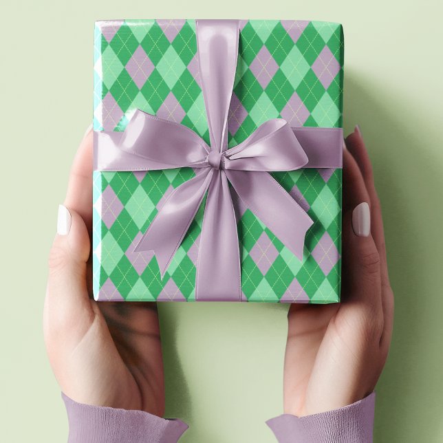 Cute Lila and Grönt Small Argyle Mönster Kids Presentpapper (Cute Small Scaled Purple and Green Argyle Pattern with Lime Green Dotted Lines for St. Patrick's Day)