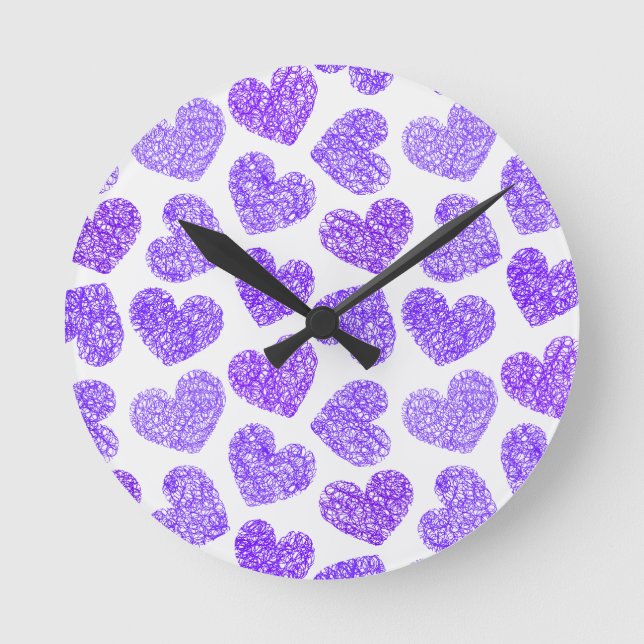 Cute Lila Doodled Heart Valentindagen Mönster Rund Klocka (Framsida)