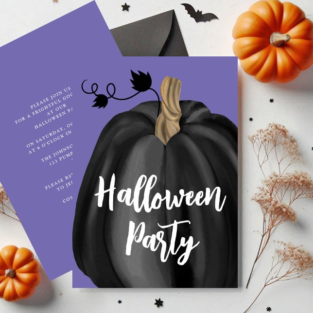 Cute Lila Script Pumpkin Halloween fest Inbjudningar (Cute Purple Script Pumpkin Halloween Party Invitation)