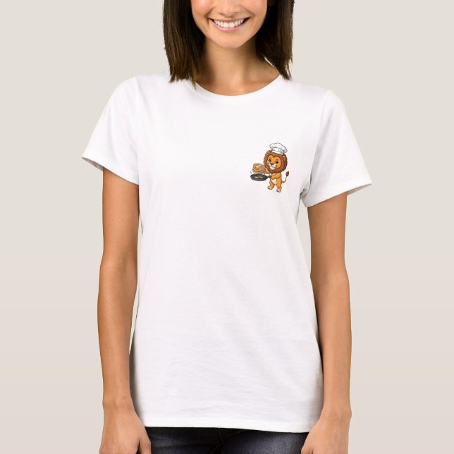 Cute Lion Chef Character with Pancakes and Frying  T Shirt (Framsida)