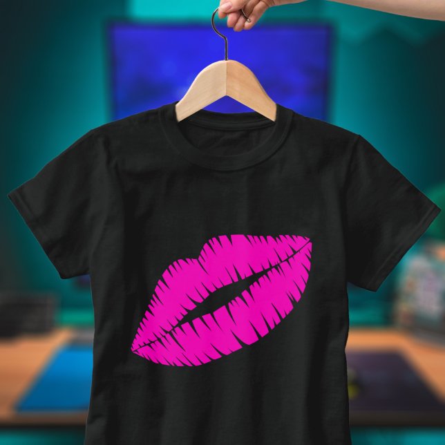 Cute Lipstick Kiss Shock rosa Läppar T-Shirt (Luscious hot pink lipstick kiss just for you. Guaranteed to get lots of kisses wear this shirt! 💋)