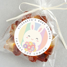 Cute lite Bunny är på väg mot Regnbåge Baby Shower Runt Klistermärke