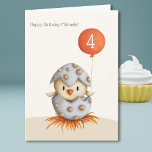 Cute Little Bird in Egg Personlig Kid Birthday Kort<br><div class="desc">Ett bra födelsedagskort med en fågel på en frakt. Den lilla fågeln är vid fönstret och säger hej. Känslan lyder: "Jag hörde att det är din födelsedag!",  men du kan personalisera det med ditt eget budskap,  bevisat och designat av Patricia Alvarez.</div>