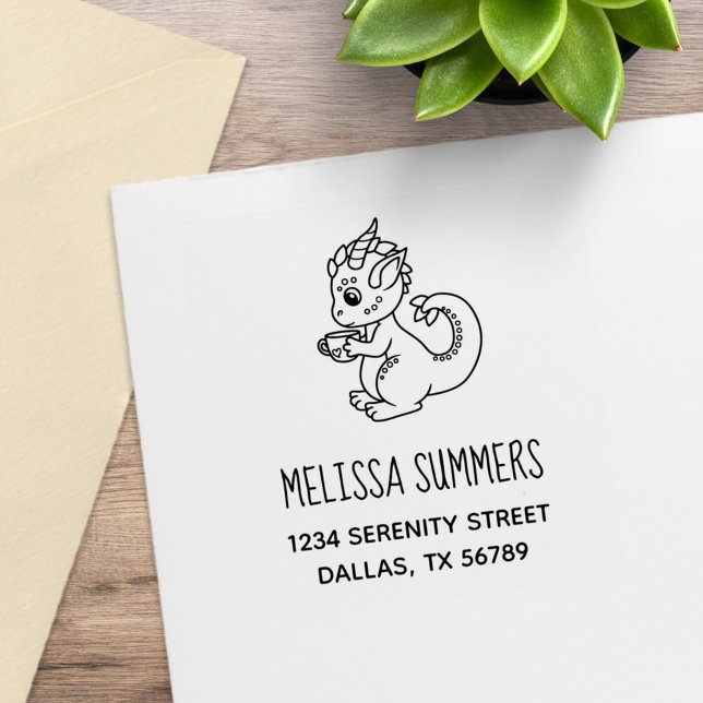 Cute Little Dragon Holding a Kopp Adress Stämpel (Skapare uppladdad)