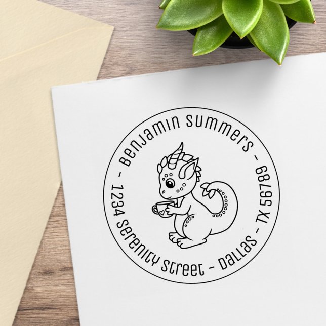 Cute Little Dragon Holding a Kopp Round Adress Stämpel (Skapare uppladdad)