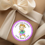 Cute Little Females Elf To and from Gift Märkre Runt Klistermärke<br><div class="desc">Ett bra sätt att låta någon veta vem som är gåva är vem som är! En söt,  blondinsk elf sitta på julsäcken leksak. Till och från klistermärken för Julklapp.</div>
