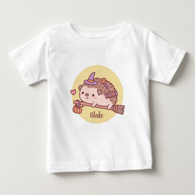 Cute Little Hedgehog Witch som flyger på ett rum T Shirt (Framsida)