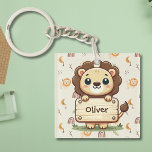 Cute Little Lejon med Namn-tecken<br><div class="desc">Den här vackra nyckelkedjan för personlig har en söt liten lejon som håller ett tecken med din lilla namn.</div>