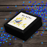 Cute Little Red Blue Bird på Gren Gula blommor Minnesask<br><div class="desc">Den här träpresentlådan för krämer,  smycken eller gåva ge har en söt liten röd och blå fågel sitta i gren med skarp gula blommor mot vit bakgrund. Anpassa texten med mallen.</div>