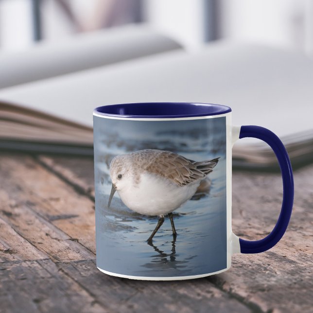 Cute Little Sanderling vid Beach Mugg (Cute Sanderling Strolling on Beach 11 oz Coffee Mug Cover Photo.)