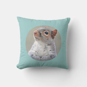 Cute Little Soft and Fluffy Grått Squirrel Kudde