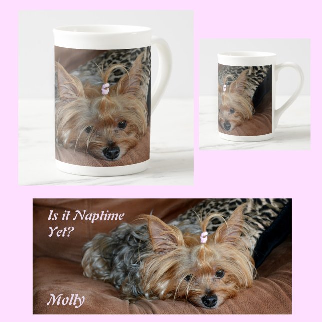 Cute Little Sömnig Yorkshire Terrier Puppy Benporslin Mugg (Skapare uppladdad)