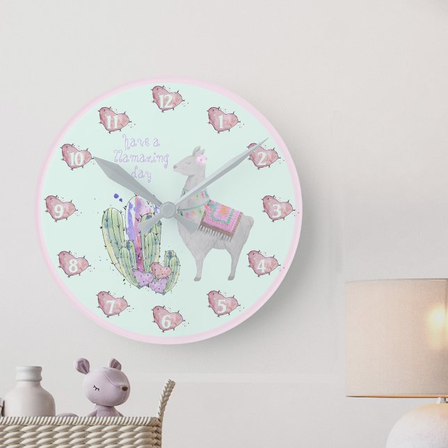 Cute Llama Cactus Hearts - Ha en lysande dag Rund Klocka (Cute llama clock for the nursery or kids bedroom, wishing them a llamazing day)