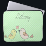 Cute Love birds på Mint Grönt Polka Dot Laptop Fodral<br><div class="desc">Laptop sleeve med kärleksillustration av fågel på en polka-punktbakgrund för pastellgrönt. Alternativ för att anpassa.</div>