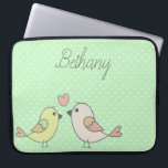 Cute Love birds på Mint Grönt Polka Dot Laptop Fodral<br><div class="desc">Laptop sleeve med kärleksillustration av fågel på en polka-punktbakgrund för pastellgrönt. Alternativ för att anpassa.</div>