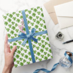 Cute Lucky Klöver Mönster Presentpapper<br><div class="desc">Lägg dina gåvor i naturens sköna skönhet med denna häpnadsväckande papper med en levande vattenfärg klöver löv mönster. Den pulserande grönten löv skapar en glad och energisk utformning som är perfekt för vår och sommar-firande. Dess mångsidiga utseende gör den perfekt för babyduschar, födelsedagar, St. Patrick's Day eller något speciellt tillfälle....</div>