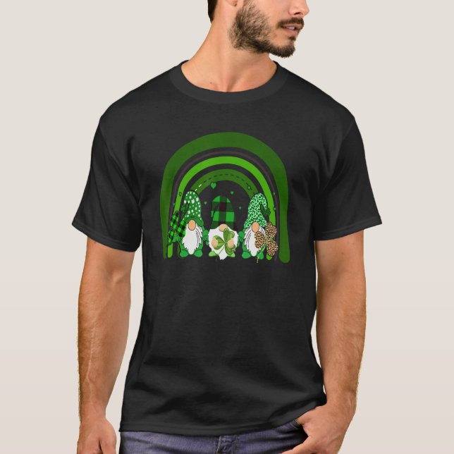 Cute Lucky Rainbow Gnome Happy St Patricks Day Fam T Shirt (Framsida)