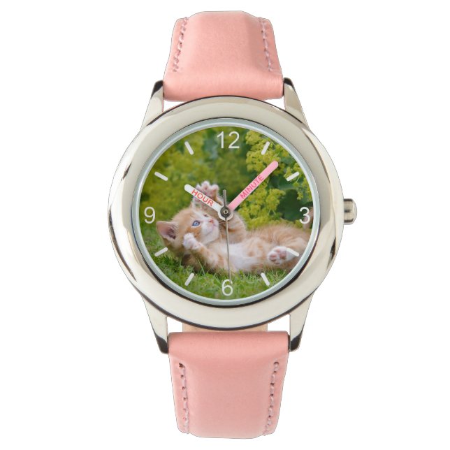 Cute lustig kattunge som leker i en blomsterträdgå armbandsur (Framsida)