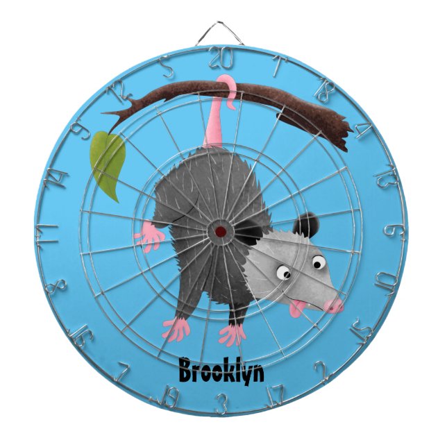 Cute lustig opossum hängande från gren tecknad darttavla (Framsidan)