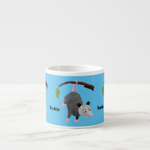 Cute lustig opossum hängande från gren tecknad espressomugg