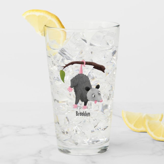 Cute lustig opossum hängande från gren tecknad glaskopp (Framsida Ice)