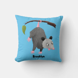 Cute lustig opossum hängande från gren tecknad kudde