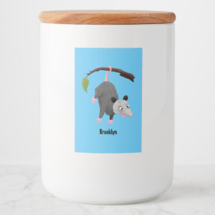Cute lustig opossum hängande från gren tecknad mat etikett