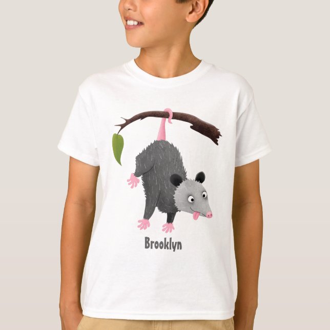 Cute lustig opossum hängande från gren tecknad t shirt (Framsida)