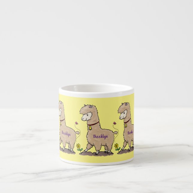 Cute lycklig alpaca med fjärilspinnar tecknad espressomugg (Framsidan)