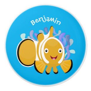 Cute lycklig clownfish anenome tecknad  knopp