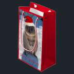 Cute Lycklig Festive Quokka på Beach Australia<br><div class="desc">Julen firas på stranden i Australien precis som under sommaren. Och din jul kan inte bli bättre, lyckligare och smidigare än med denna festliga quokka - världens lyckligaste djur. Ge gåvor blev just så mycket mer roligt och glatta om du presenterar din gåva med denna mycket speciella och unika presentsäck!...</div>