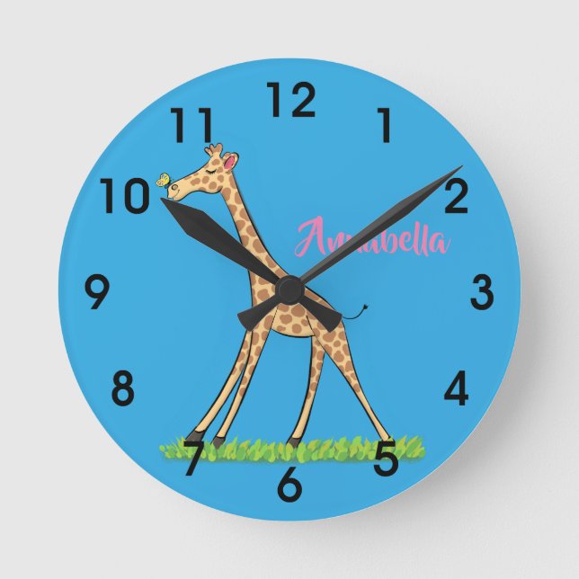 Cute lycklig giraffe med fjärilsmussling tecknad rund klocka (Framsida)