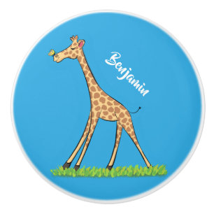 Cute lycklig giraffe with butterfly tecknad knopp