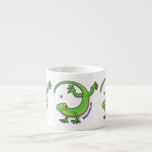 Cute lycklig grönt gecko hälsning med kryp tecknad espressomugg (Framsidan)