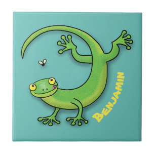 Cute lycklig grönt gecko hälsning med kryp tecknad kakelplatta